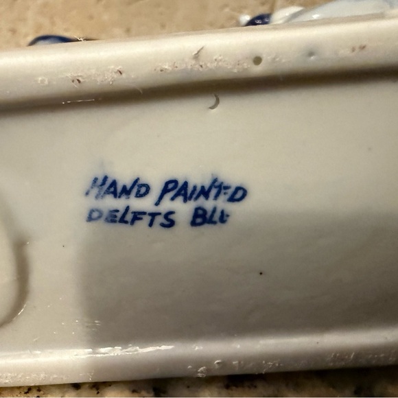 Delft Blue Kissing Couple figurine, a well-known symbol from the Netherlands - Picture 5 of 5